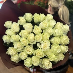 bukiet eleganckich białych róż