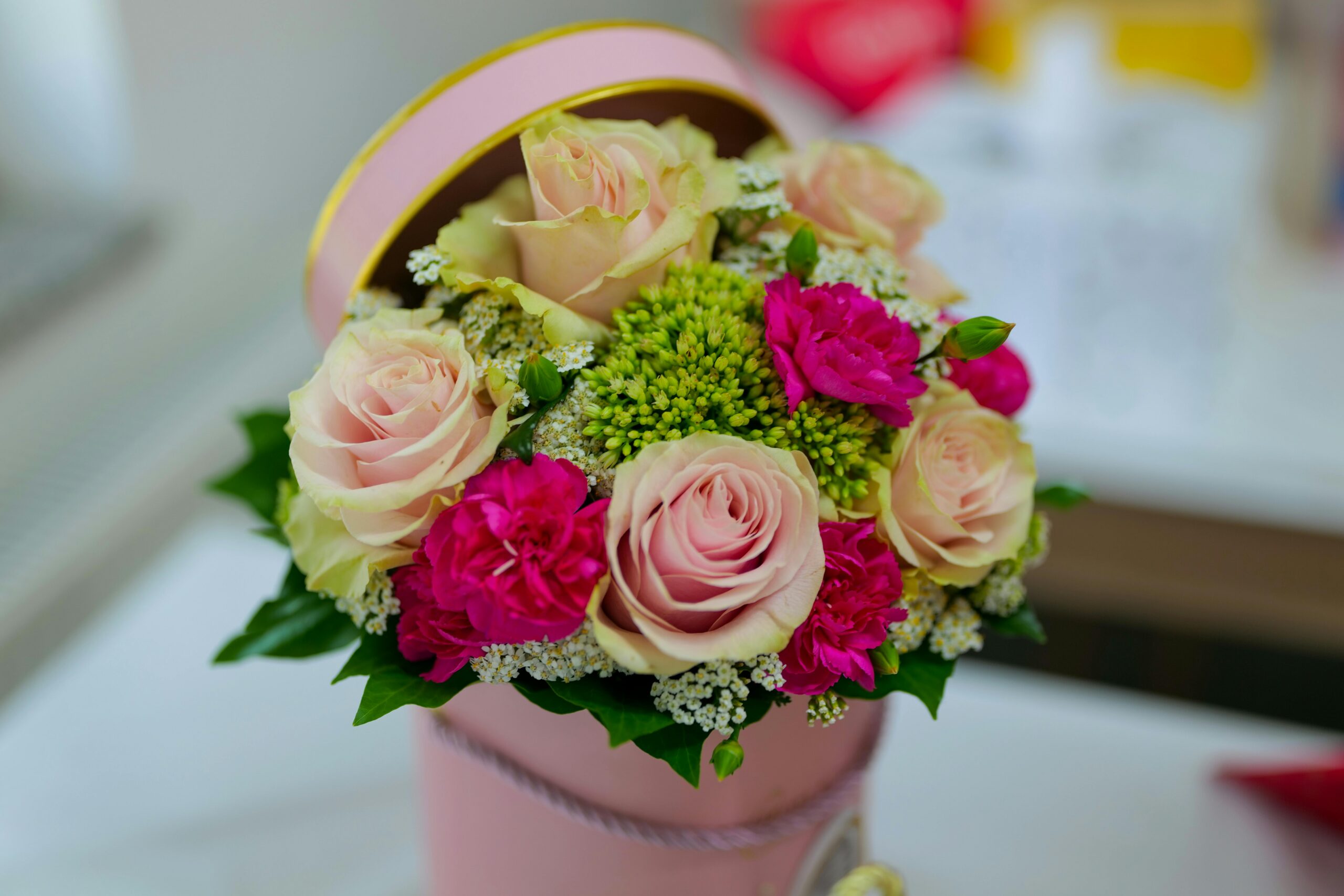 Charming bouquet of pink roses in a decorative box, perfect for romantic gifts.